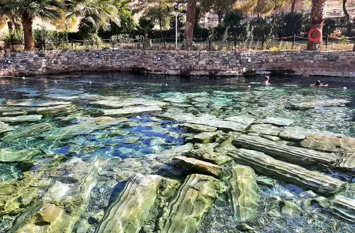 Pamukkale Antik Havuz Kleopatra Havuzu su altındaki antik sütun kalıntıları